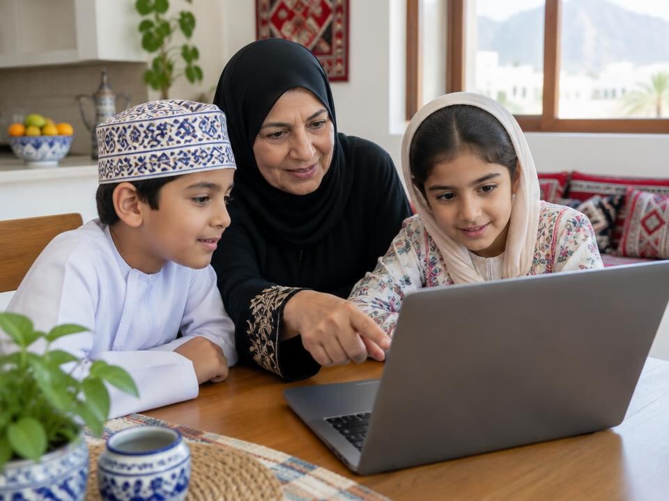 أسرة تتعلم الأمان الرقمي معاً