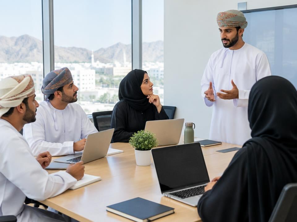 موظفون في جلسة توعوية